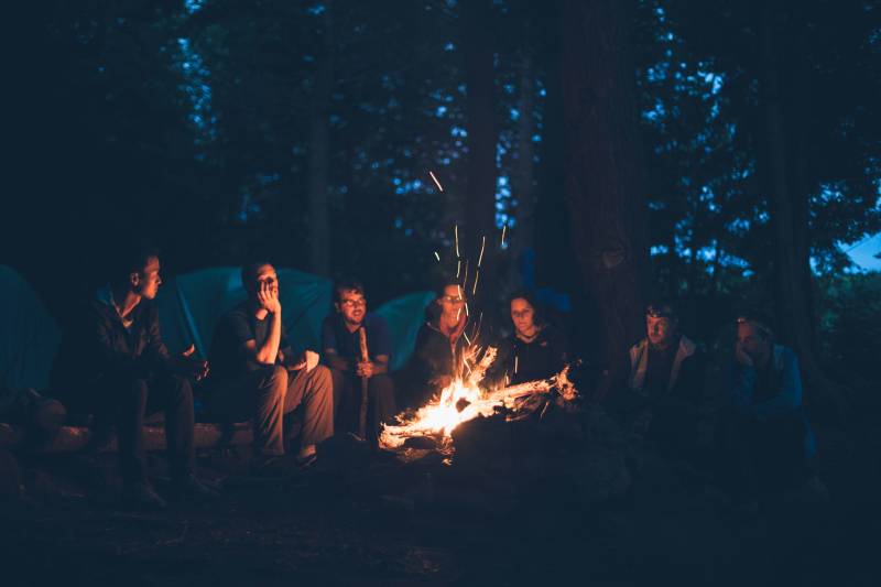 Camping_Lagerfeuer_mike-erskine_unsplash