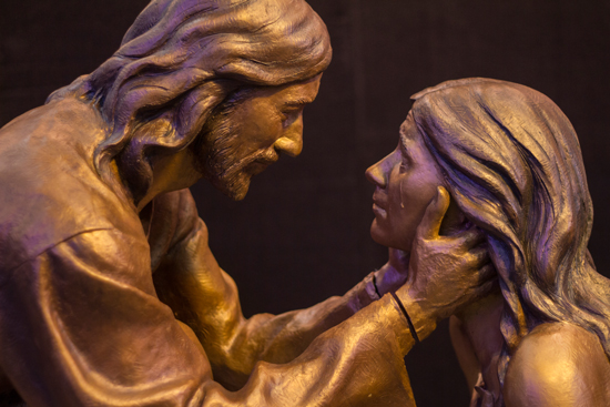 Bronzskulptur Jesus und die Ehebrecherin