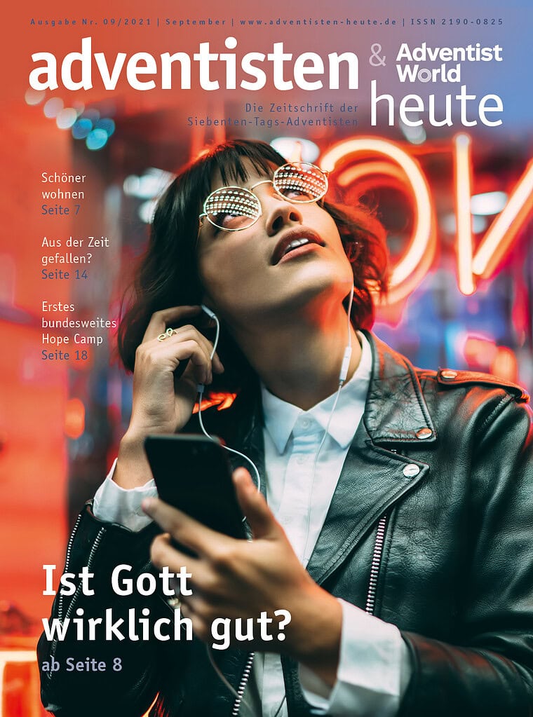 Glamouröse junge Frau mit Sonnenbrille in urbaner Neon-Lichter-Atmosphäre, Genuss von Musik, modernes Lifestyle-Image, trendige Mode, zeitgenössisches Stadtleben, Lifestyle, Musik, Mode, junge Erwachsene, trendige Szenen.