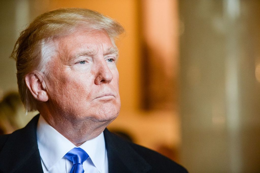 Donald Trump bei einer offiziellen Veranstaltung, Nahaufnahme, prominentes Bild, bekannt für politische Themen, Einfluss in den USA, Donald Trump, Politik, US-Präsident, politische Führung.