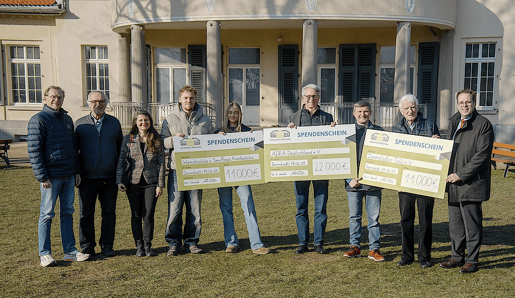 Großzügige Spendensumme für Bildung und gemeinnützige Projekte in Darmstadt, Übergabe durch lokale Organisationen, Fokus auf Schul- und Gemeinschaftsinitiativen, symbolträchtige Checkübergabe.