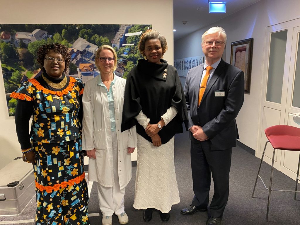 Vielfältige Gruppendarstellung bei einer Veranstaltung, Menschen verschiedener Kulturen, professionelle Kleidung, Austausch, inspirierende Atmosphäre.