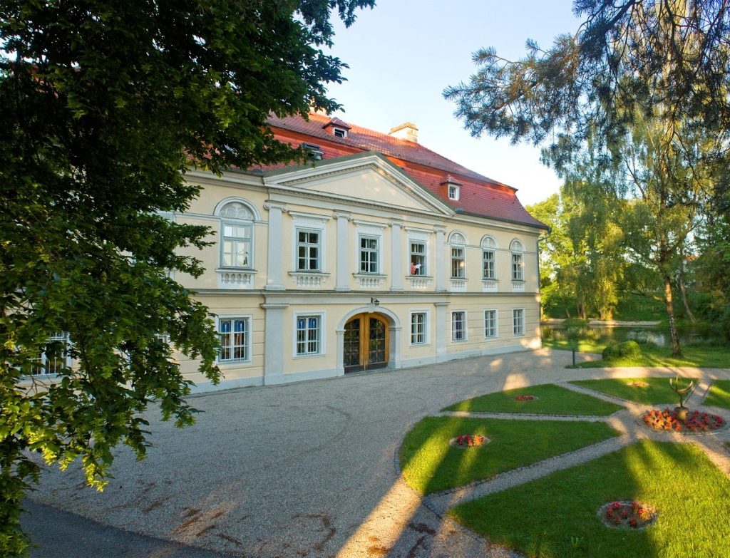 Historisches Gebäude mit gepflegtem Garten und Zufahrtsweg, idyllischer Ort für Veranstaltungen, Tagungen oder Urlaube, umgeben von Natur, ideal für Erholung und Retreats bei Advent-Verlag.