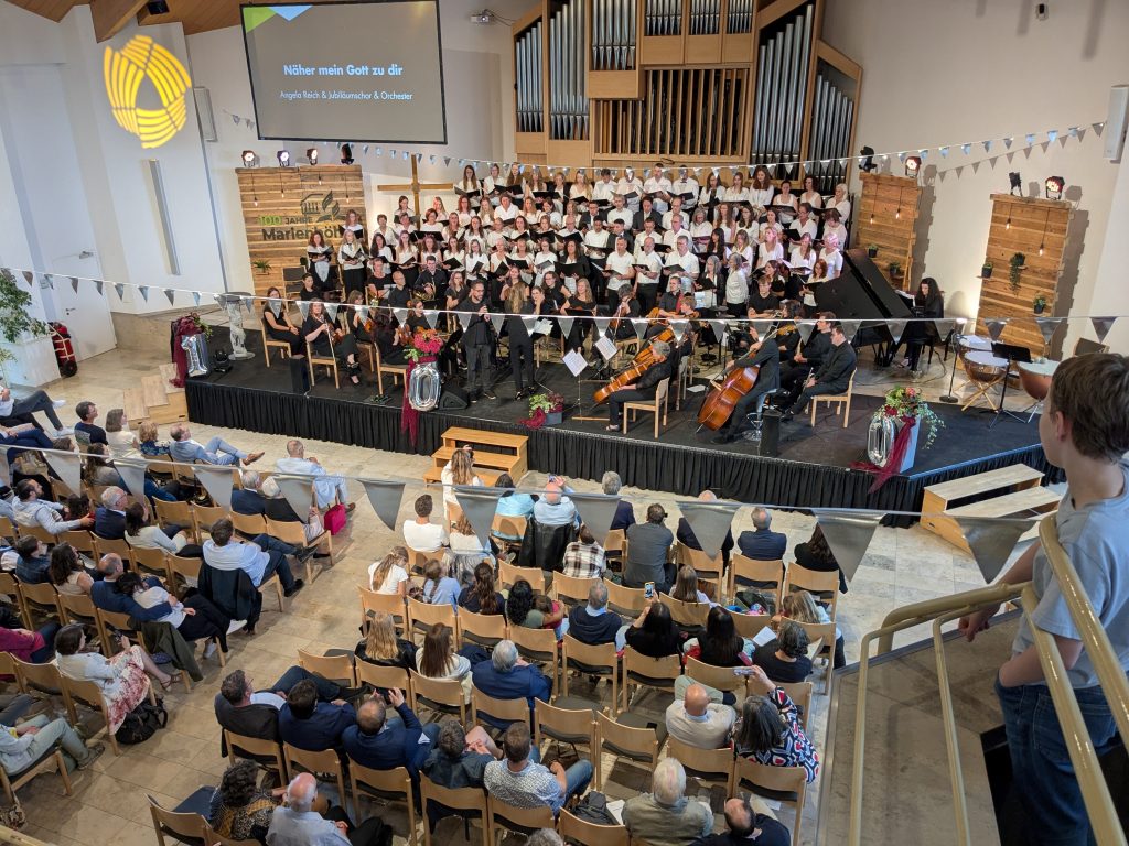 Advent-Verlag, Christliche Musikkonzerte, Kirche, Konzert, Chor, Orchester, Feier, musikalische Veranstaltung, festlicher Anlass, Gottesdienst, Jubiläum, christliche Gemeinschaft.