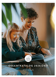 Große Freude beim Lesen eines Advent-Verlag Weihnachtsbuches mit Mutter und Tochter, die gemeinsam im gemütlichen Zuhause schmökern.