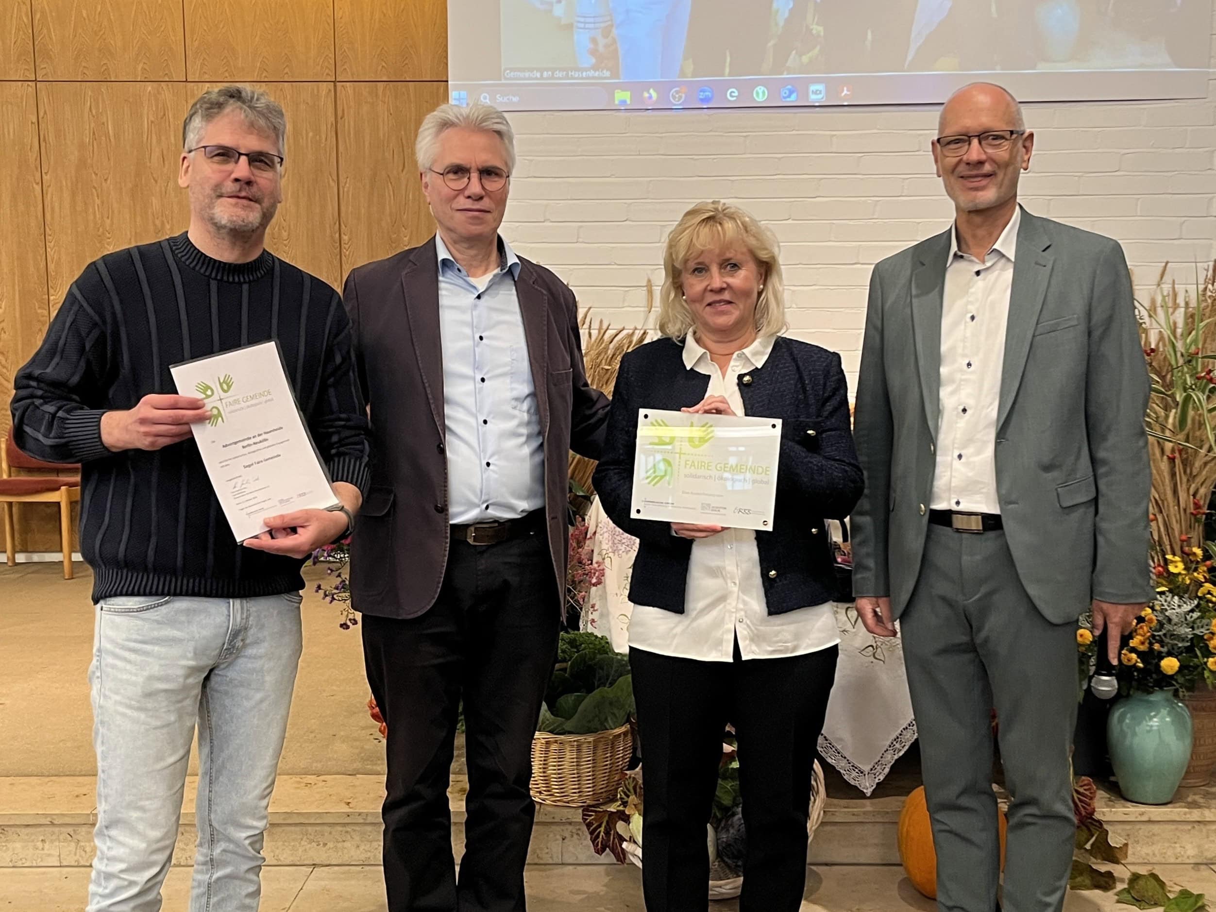 Zeitgenössische Preisverleihung im Rahmen der Feiereihe "Faire Gemeinde" bei Advent-Verlag mit Ehrung für nachhaltiges Engagement, umweltfreundliche Projekte und soziale Verantwortung, mit Vertreter_innen der Gemeinschaft und Umweltinitiativen.