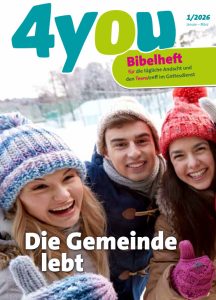 Fröhliche Jugendliche im Winter, die gemeinsam lachen, mit Blick auf die Bedeutung von Gemeinschaft und Glauben. Perfekt für christliche Jugend- und Kirchengemeinden, Bibelheft, Advent-Verlag.