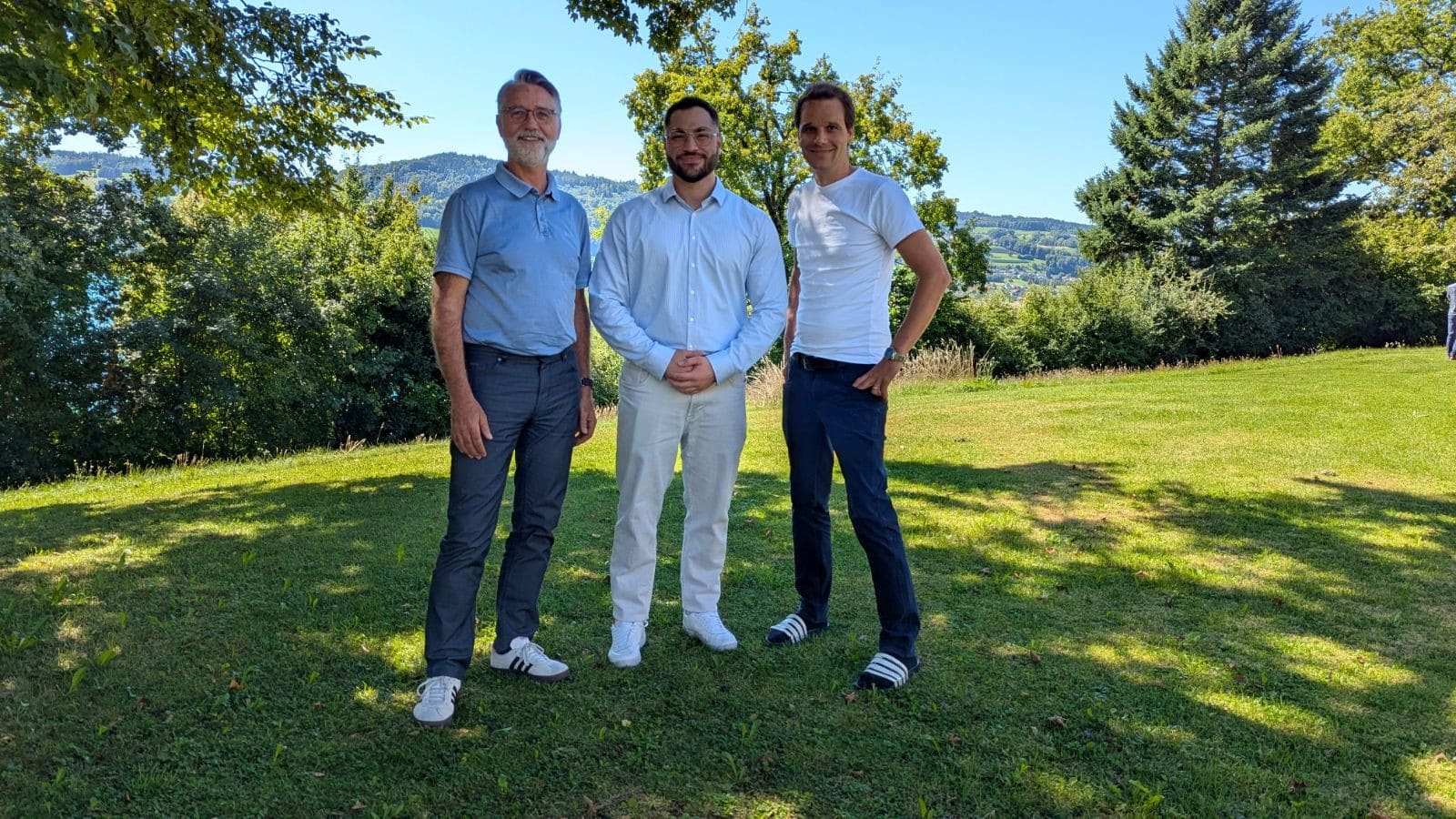 Traditionelle christliche Literatur und Familienzeit bei Advent-Verlag, mit einem freundlichen, naturverbundenen Team unter freiem Himmel. Hochwertige christliche Bücher für alle Altersgruppen.