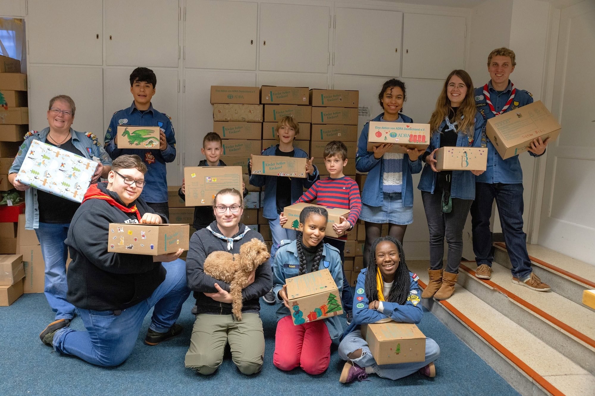 1. Gruppenbild von jungen Scouts mit Geschenkkartons bei der Weihnachtsaktion, Charity, Advent, Vereinsarbeit.