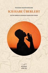 Der Mensch im Gebet vor einem orangefarbenen Sonnenuntergang, symbolisiert Hoffnung und Glauben, auf einem alten Kartenhintergrund.