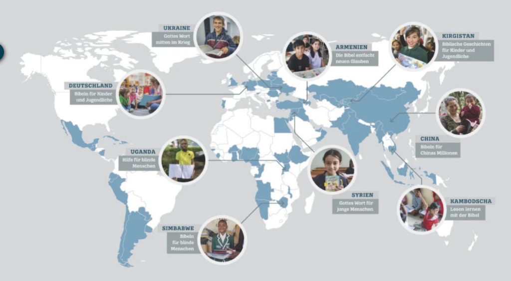 Weltkarte mit Fotos von Kindern aus verschiedenen Ländern, symbolisiert globale Bildungs- und Kulturprojekte, passend für Advent-Verlag, spezialisiert auf internationale Kinder- und Jugendbücher.