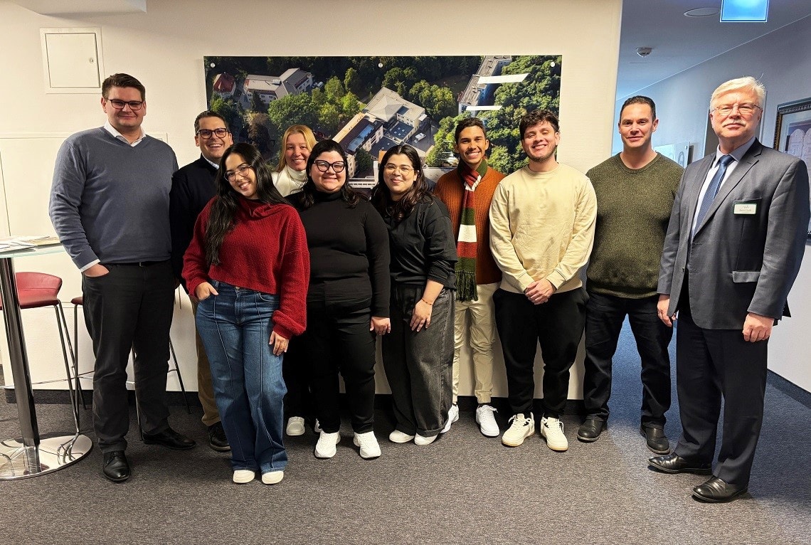 V. li.: Martin Herziger, Personalleiter; Benjamin von Albert, Personalentwickler Pflege; sechs brasilianische Pflegekräfte; Samir Baha, Personalrecruter; Bernd Quoß, Vorstand. (Foto: © Cornelia Werner / Krankenhaus Waldfriede)