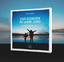 Buchcover von "Echte Geschichten, das wahre Leben" von Judith Fockner, veröffentlicht beim Advent-Verlag, mit einer Silhouette eines Erwachsenen und Kindes am Strand bei Sonnenuntergang.