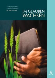 Glaubenswachstum durch das Lesen der Bibel, Nahaufnahme eines Mannes, der eine offene Bibel hält, mit grünen Weizenähren im Vordergrund, symbolisiert spirituelles Wachstum und Glauben.