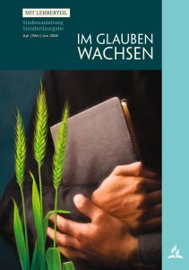 Gottesdienst, Bibel und Gebet: Nahaufnahme eines Menschen, der die Bibel hält, mit grünen Weizenähren im Vordergrund, symbolisiert Glauben und spirituelles Wachstum, passend für christliche Bildungs-.